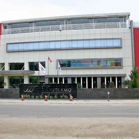 Royal Mamberamo Hotel Sorong Exteriör bild