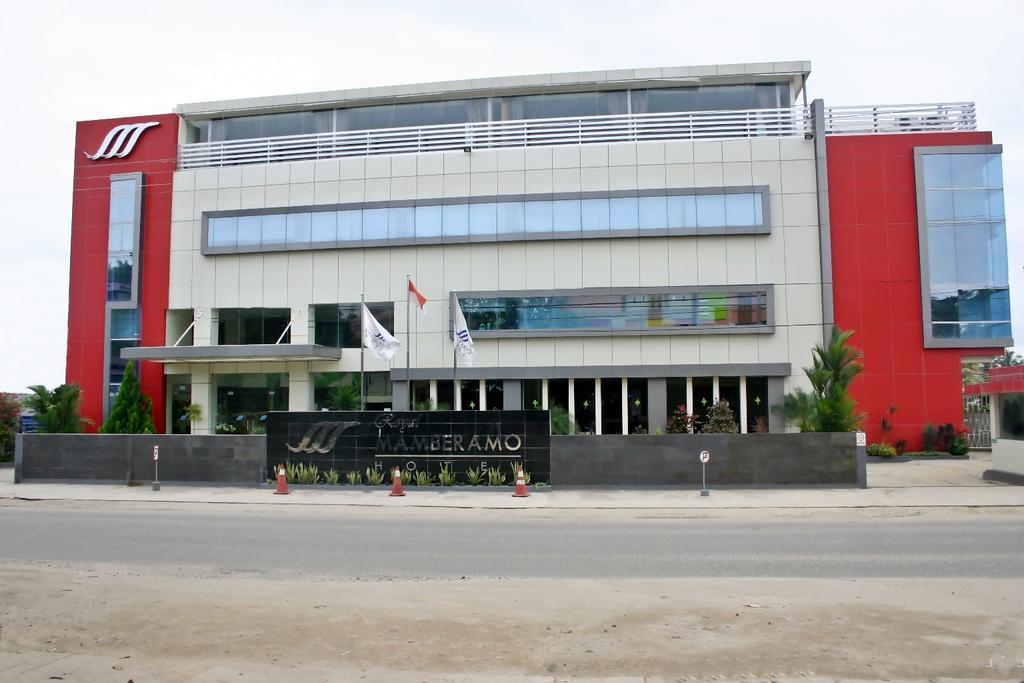 Royal Mamberamo Hotel Sorong Exteriör bild