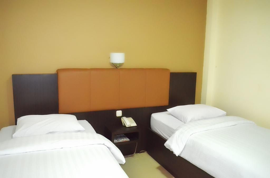 Royal Mamberamo Hotel Sorong Exteriör bild