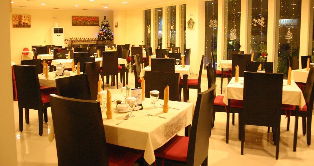 Royal Mamberamo Hotel Sorong Exteriör bild
