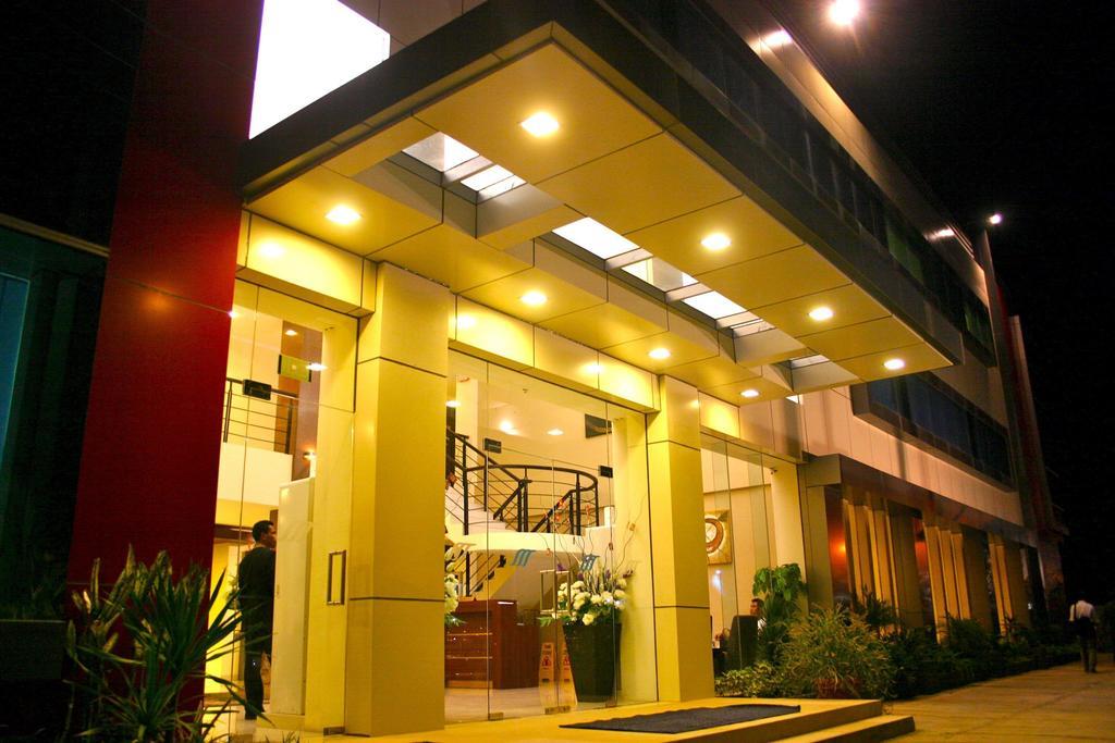 Royal Mamberamo Hotel Sorong Exteriör bild