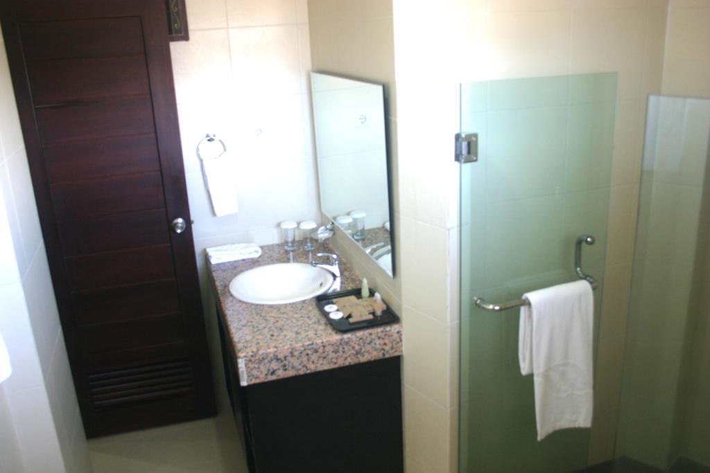 Royal Mamberamo Hotel Sorong Rum bild