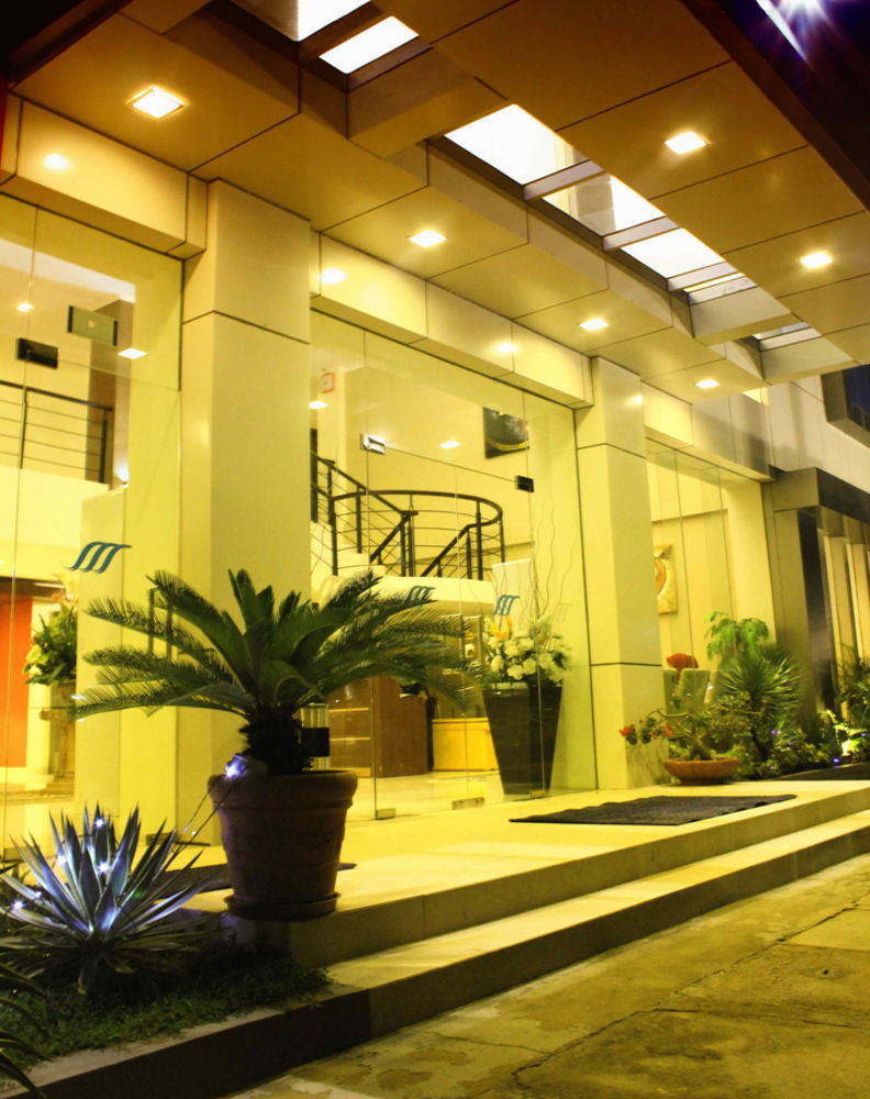 Royal Mamberamo Hotel Sorong Exteriör bild
