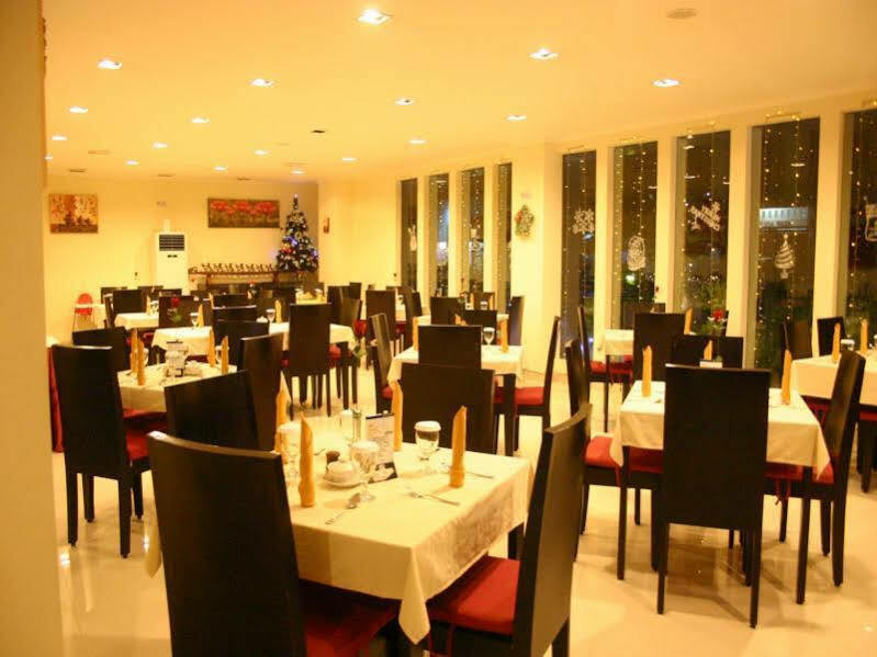 Royal Mamberamo Hotel Sorong Exteriör bild