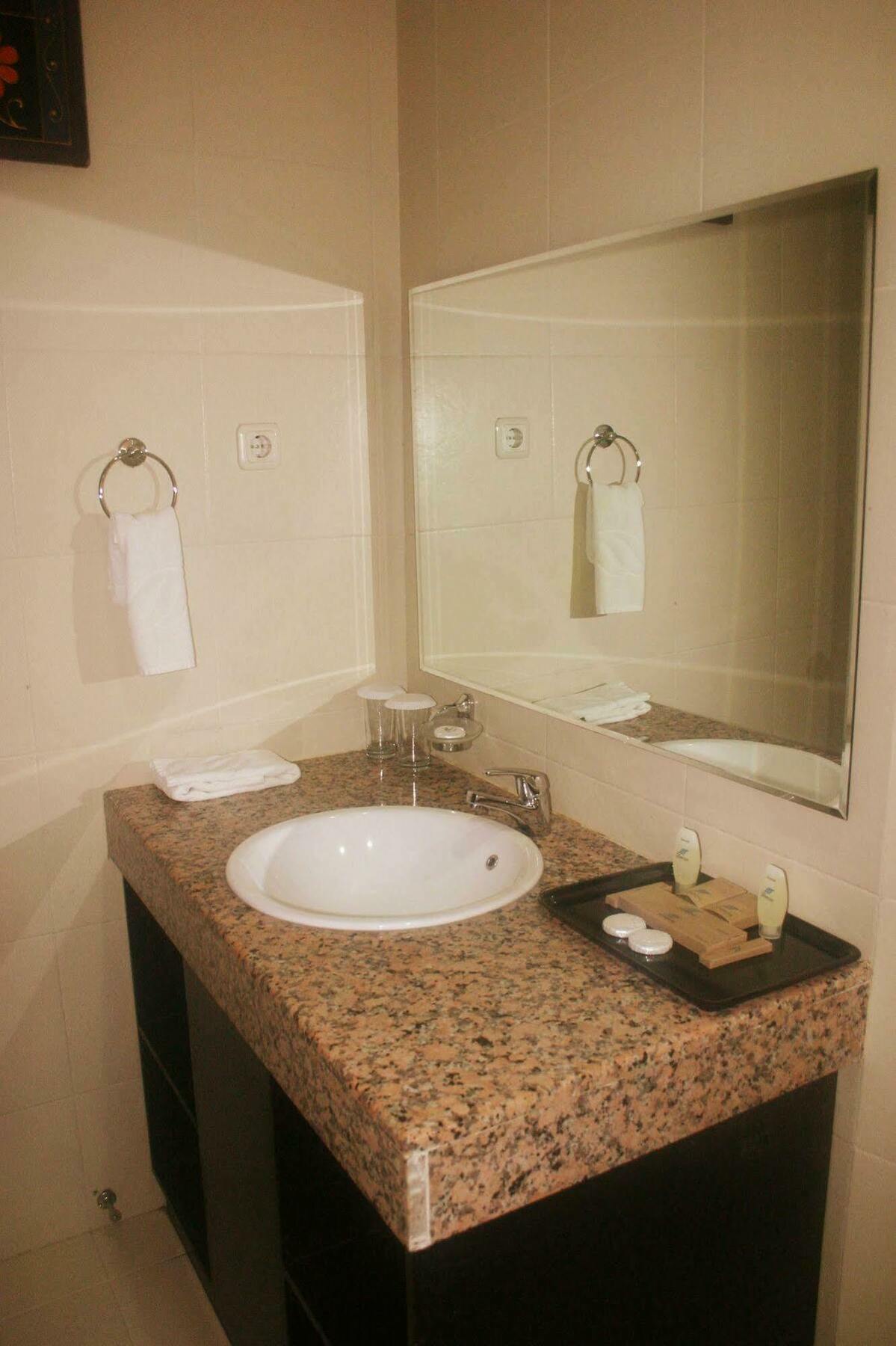 Royal Mamberamo Hotel Sorong Exteriör bild