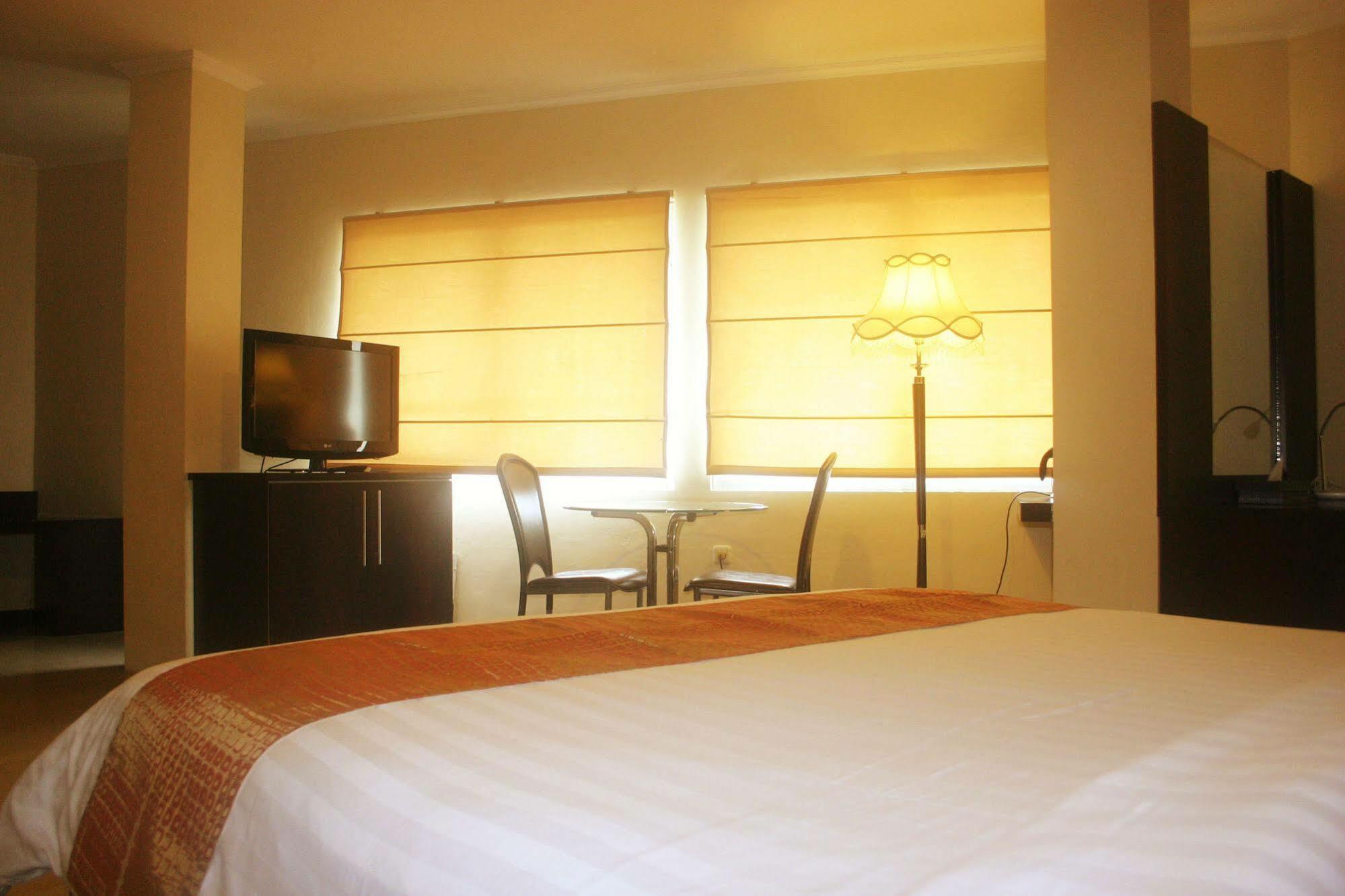 Royal Mamberamo Hotel Sorong Exteriör bild