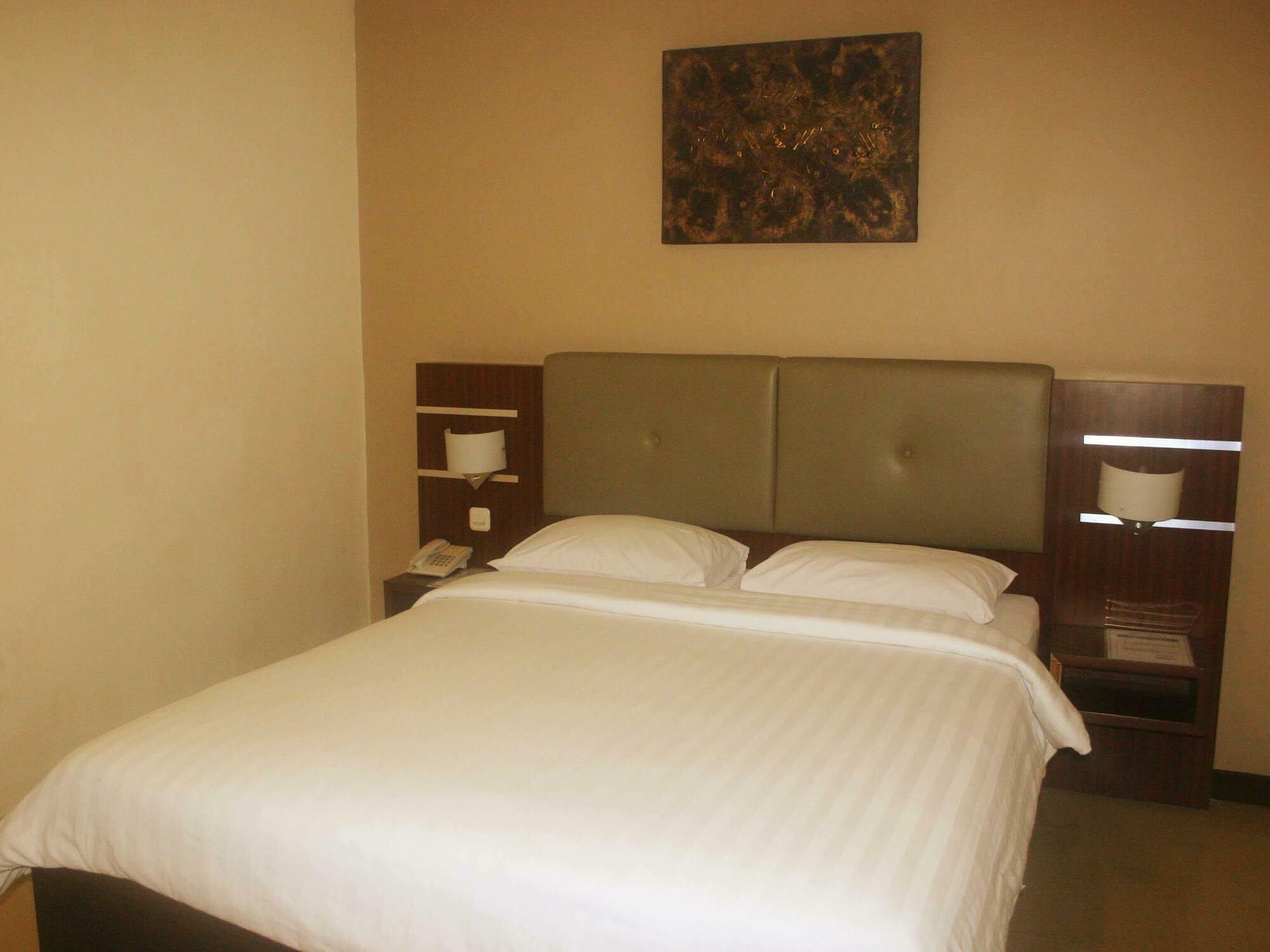 Royal Mamberamo Hotel Sorong Exteriör bild