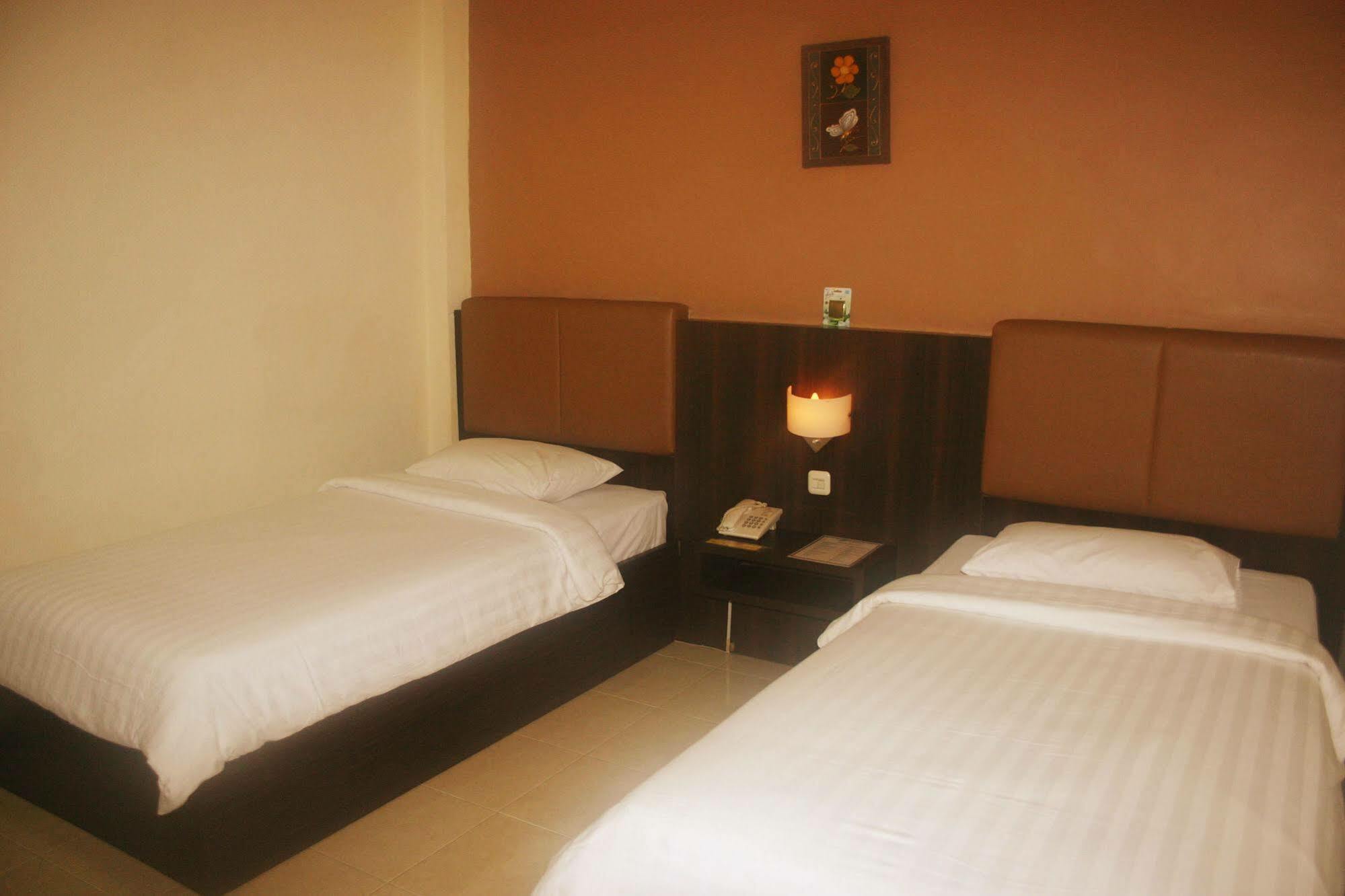 Royal Mamberamo Hotel Sorong Exteriör bild