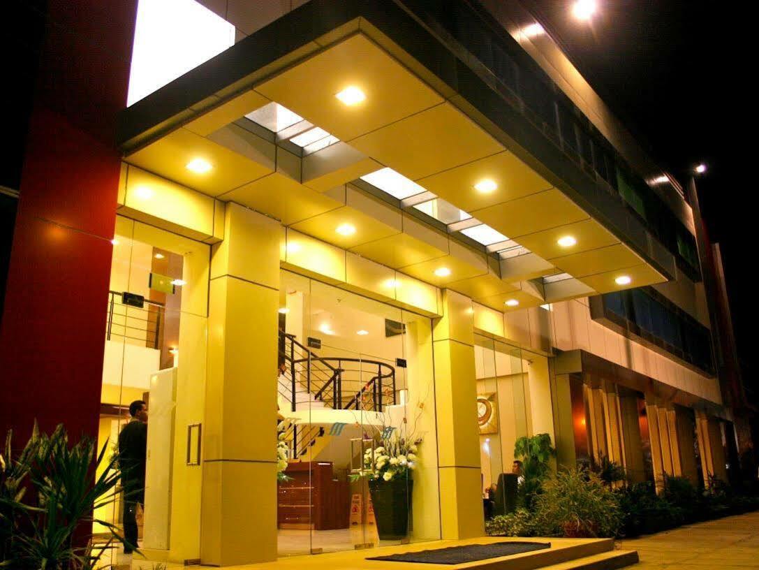 Royal Mamberamo Hotel Sorong Exteriör bild
